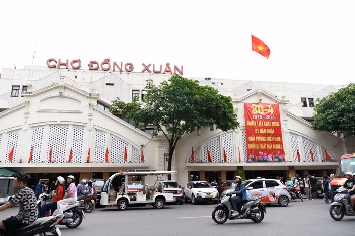 Chợ Đồng Xuân tấp nập khách tham quan, mua sắm dịp nghỉ lễ.
