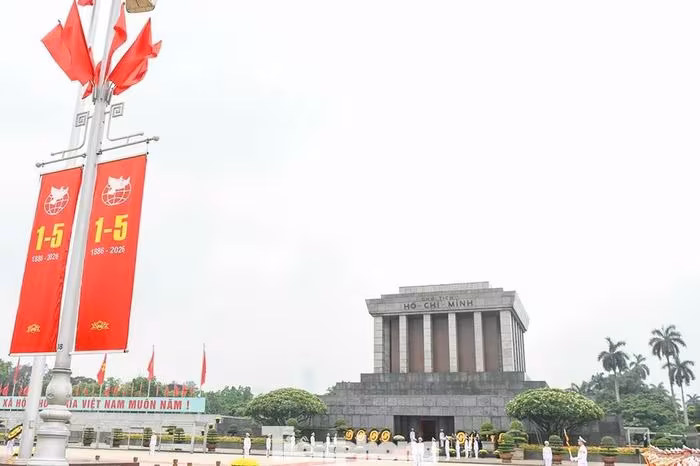 Hà Nội rực rỡ sắc đỏ chào mừng kỷ niệm 51 năm Ngày Giải phóng miền Nam