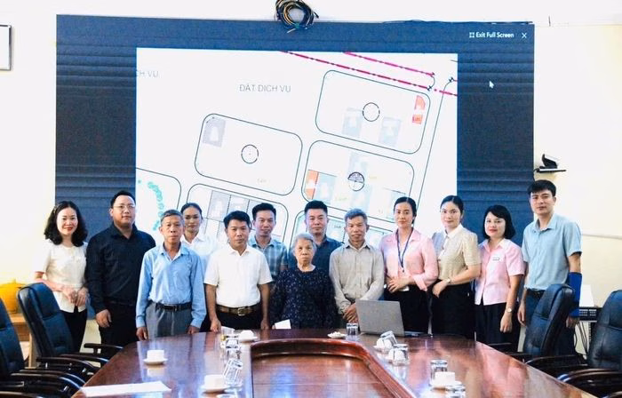 Các hộ dân thôn 9, xã Hòa Lạc tham dự buổi bốc thăm để chọn vị trí thửa đất tái định cư. Ảnh: PV