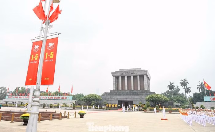 Tại khu vực Lăng Bác, sắc đỏ của cờ hoa, băng rôn và khẩu hiệu nổi bật trong những ngày cuối tháng 4, tạo không khí trang trọng hướng về Ngày Giải phóng miền Nam, thống nhất đất nước 30/4.