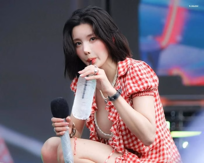 Hành trình từ một thành viên IZ*ONE đầy tiềm năng đến một nghệ sĩ solo thành công rực rỡ.