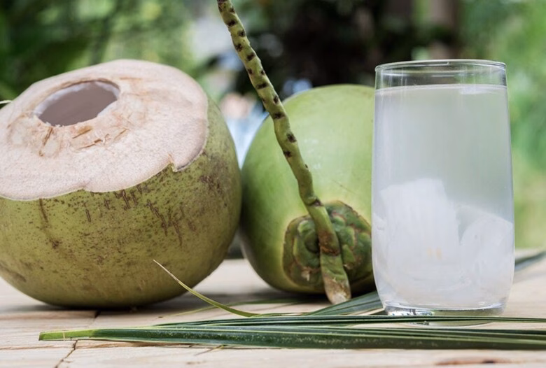 Nước dừa tươi giúp giải nhiệt, bù khoáng và hỗ trợ vóc dáng thon gọn tự nhiên.