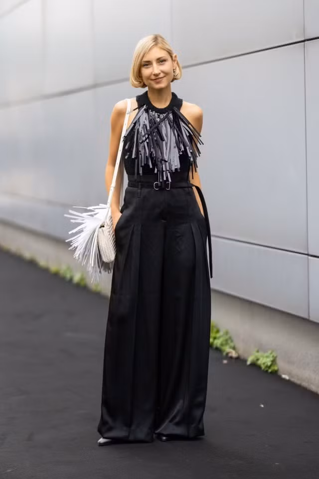 Một chiếc túi xách tua rua nhỏ xinh cũng đủ tạo nên điểm nhấn vintage