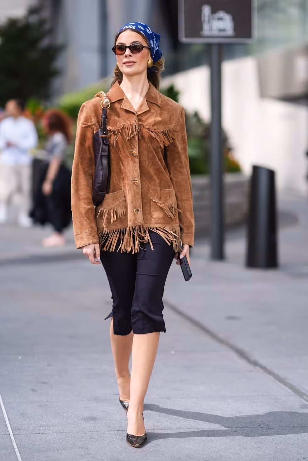 Một đôi boots cao bồi tua rua là mảnh ghép hoàn hảo cho set đồ vintage