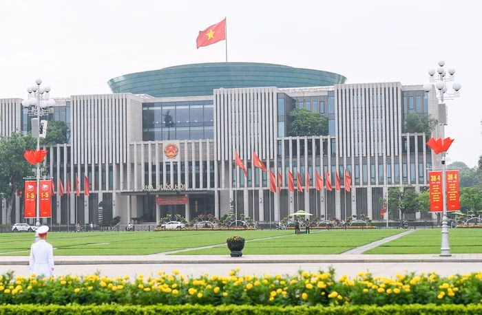 Tòa nhà Quốc hội được trang hoàng với hệ thống cờ và pano đồng bộ.
