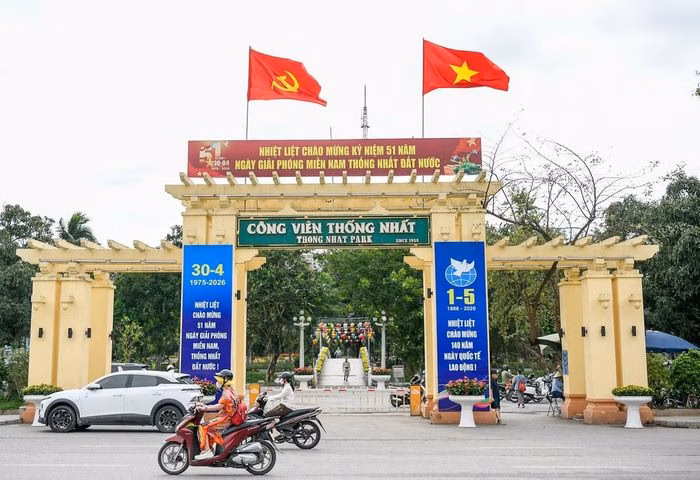 Khu vực trước cổng Công viên Thống Nhất được trang trí pano cỡ lớn chào mừng ngày lễ 30/4 - 1/5.