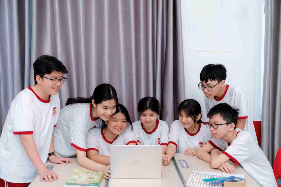 AI đóng vai trò là công cụ hỗ trợ đắc lực, giúp tăng tính tương tác và cá nhân hóa lộ trình học tập. Ảnh: Hữu Long