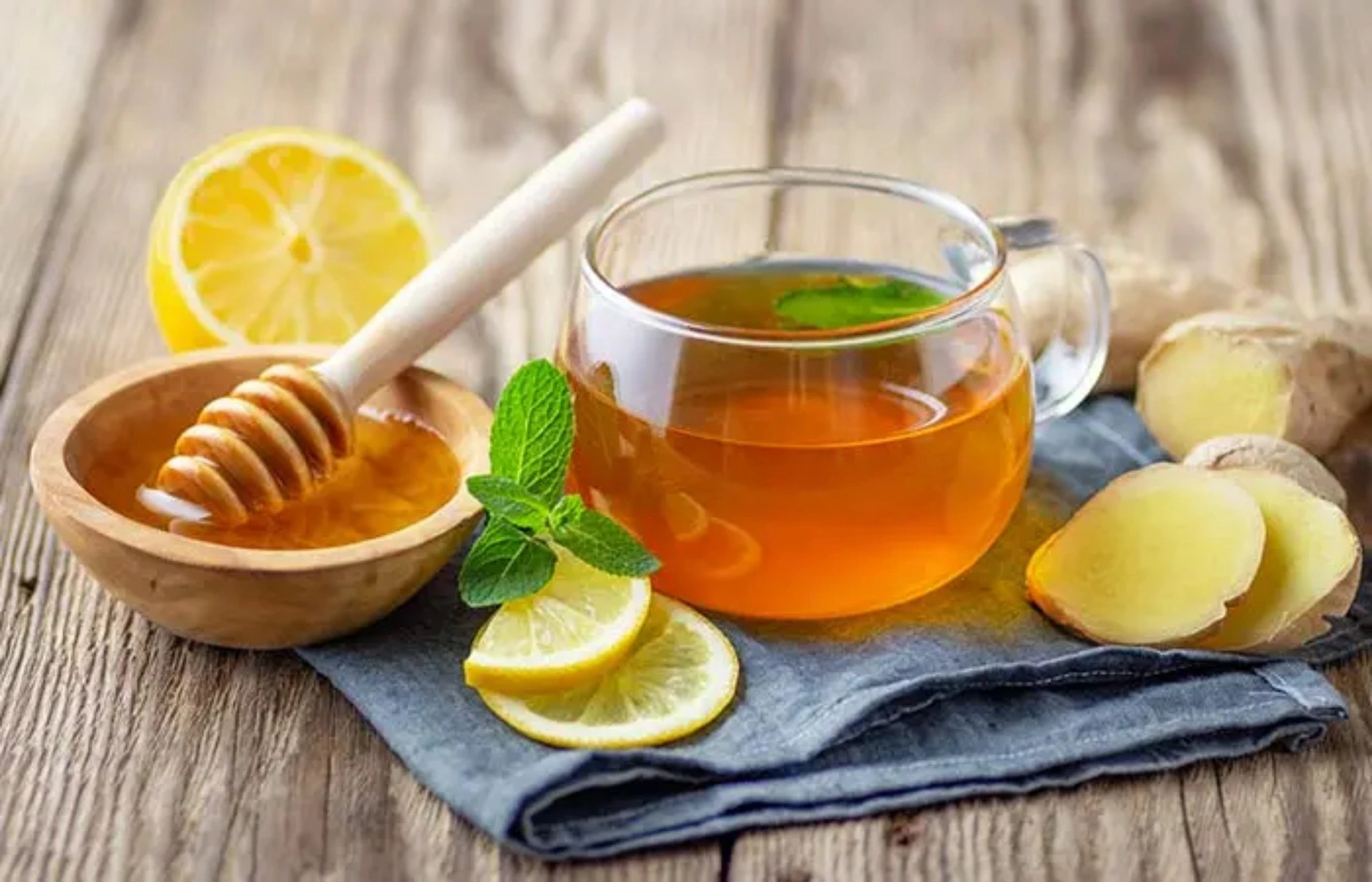 Nước chanh ấm giúp thanh lọc cơ thể và kích thích quá trình chuyển hóa năng lượng ngay từ đầu ngày.