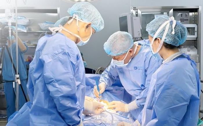 Các bác sĩ đang phẫu thuật cắt khối u cho một bệnh nhân. Ảnh: BVCC