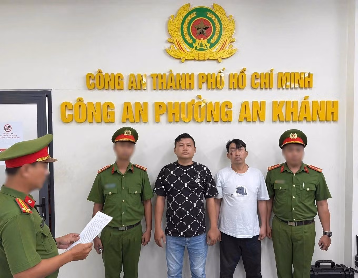 Đối tượng Lễ và Gia làm việc với cơ quan điều tra về hành vi gây rối trật tự công cộng.