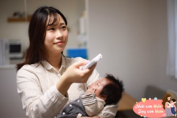 Bố mẹ chỉ nên dùng điều hoà ở thời gian nhất định trong ngày như buổi trưa và tối, thay vì dùng 24/24.