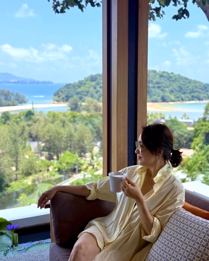 Lê Tư duy trì nhan sắc không tuổi nhờ lối sống khoa học và thói quen uống nước.