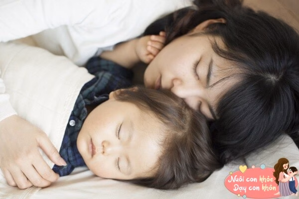Mùa hè nắng nóng, trẻ sẽ ngủ ngon hơn khi trong phòng có máy điều hoà, tạo cho bé không gian mát mẻ.