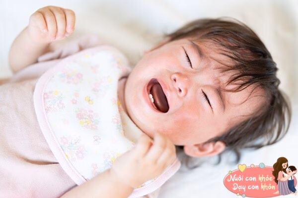 Trời nóng, mồ hôi tiết ra nhiều sẽ dễ khiến trẻ bị nổi rôm sảy.