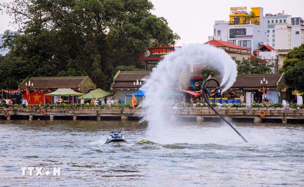 Những màn trình diễn Flyboard từ các vận động viên quốc tế tạo nên sức hút mãnh liệt cho du khách ghé thăm Phố cổ Hoa Lư. (Ảnh: Thùy Dung/TTXVN)