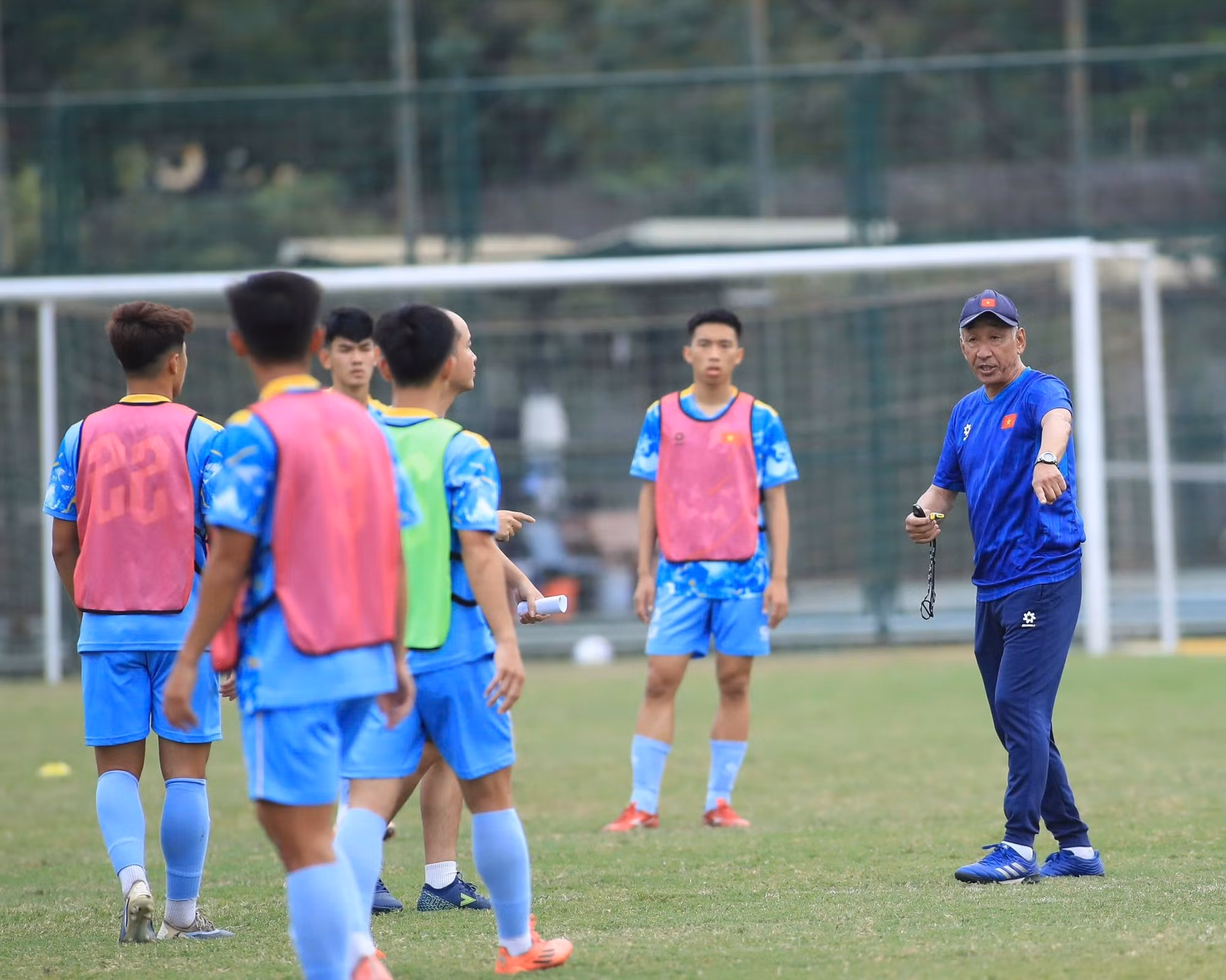 Các cầu thủ U19 Việt Nam đang nỗ lực tập luyện dưới sự dẫn dắt của HLV Yutaka Ikeuchi.