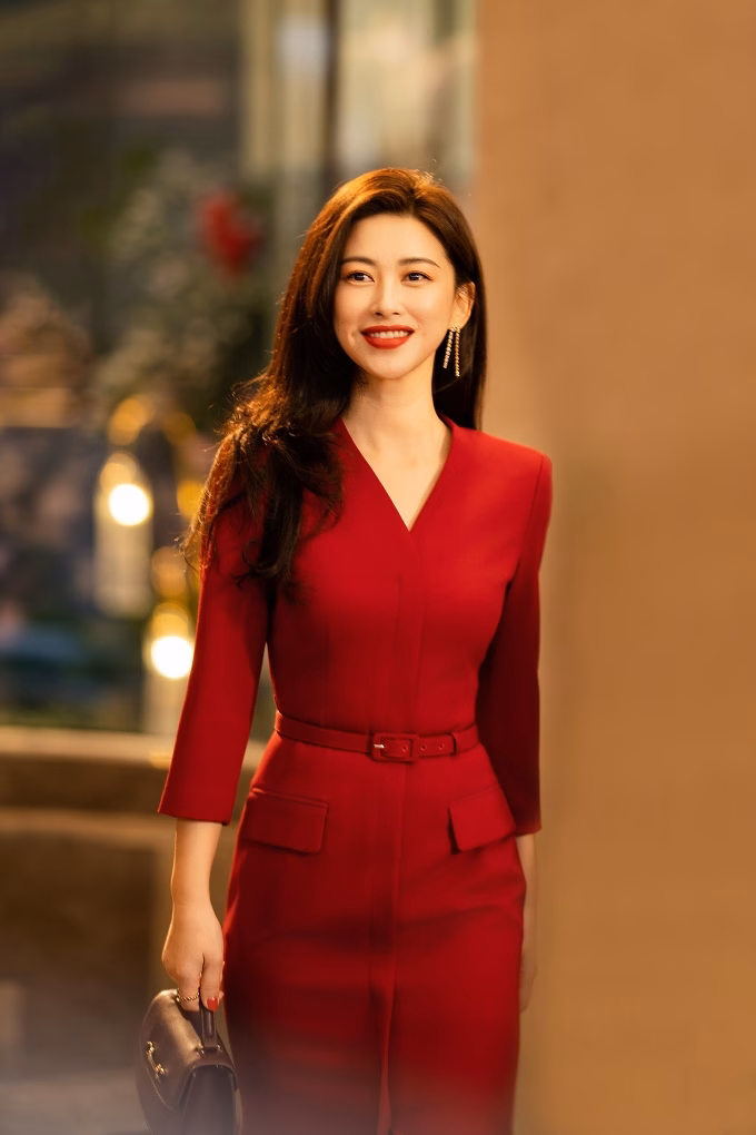 Chu Châu gây ấn tượng với thần thái mặn mà, sang trọng trong vai nữ luật sư tại phim Mật Ngữ Kỷ. Ảnh: Weibo